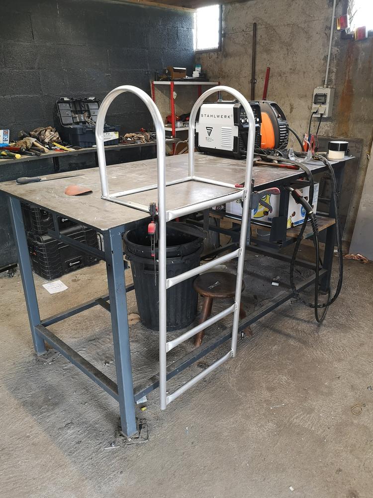 Chariot en tube d'aluminium sur le marbre de soudure de l'atelier